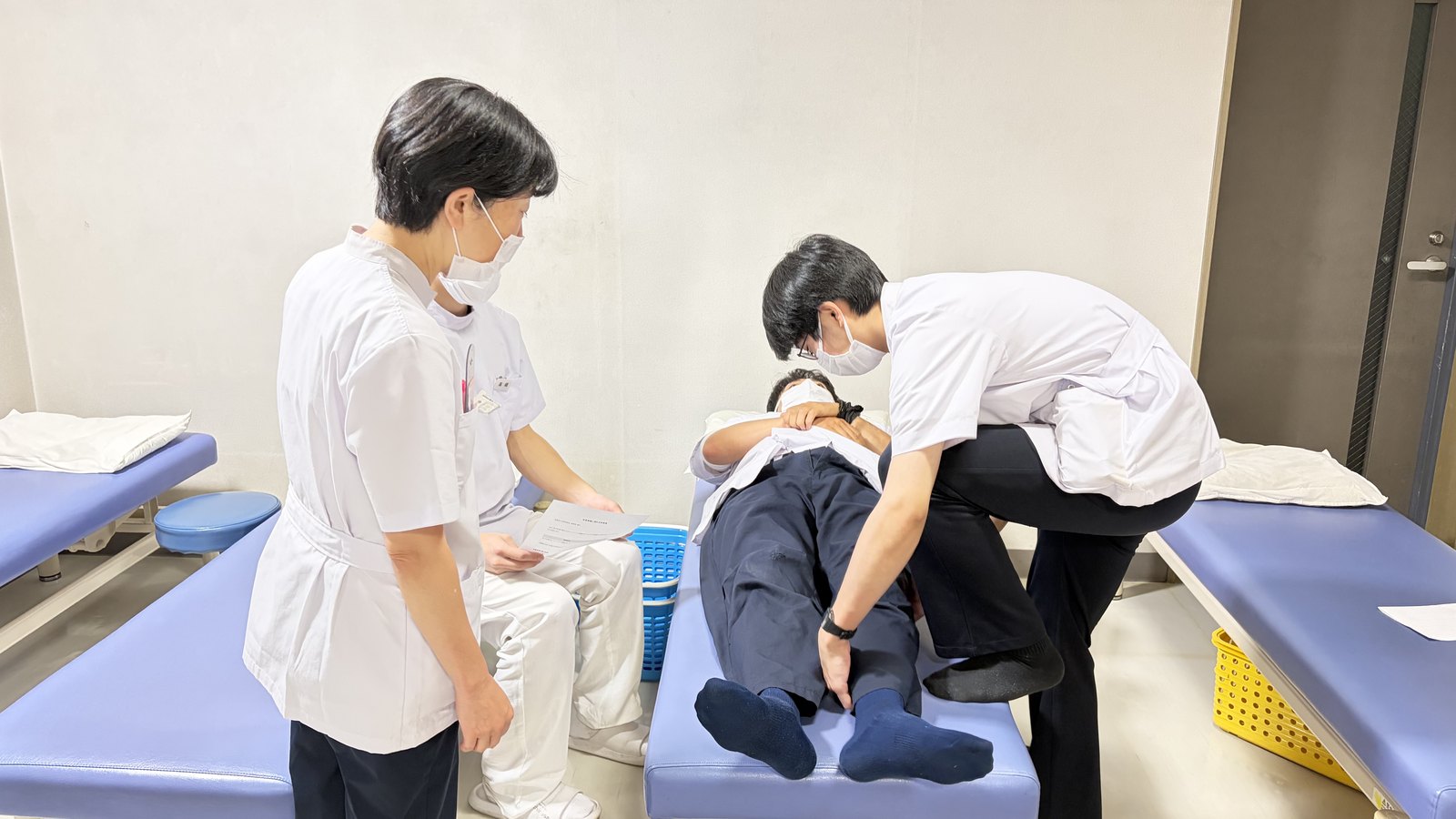 先輩スタッフが見守るなかで施術が行われている、リハビリ室の様子