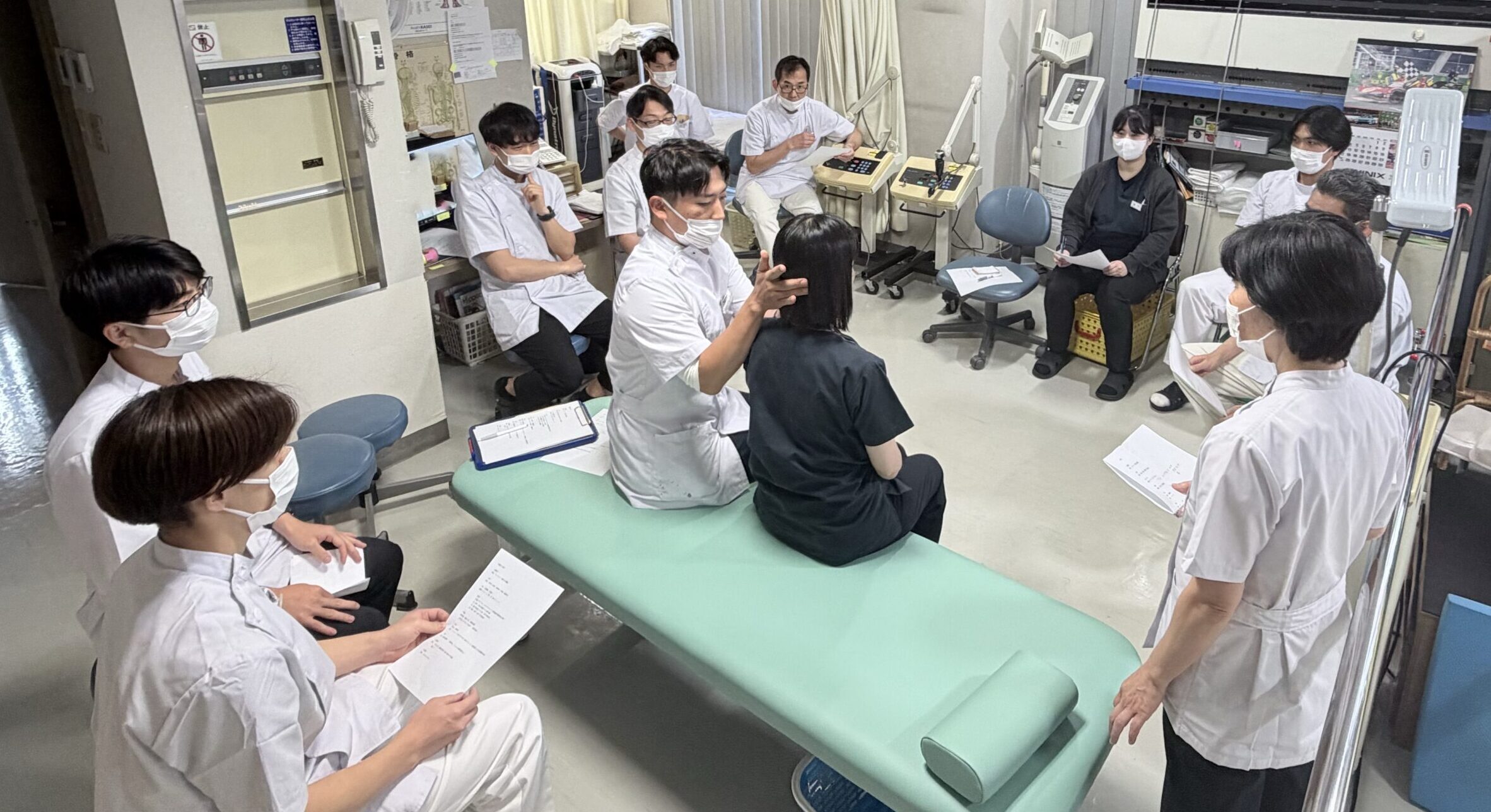 スタッフが集まり、実演を囲んで手技を確認している院内勉強会の様子